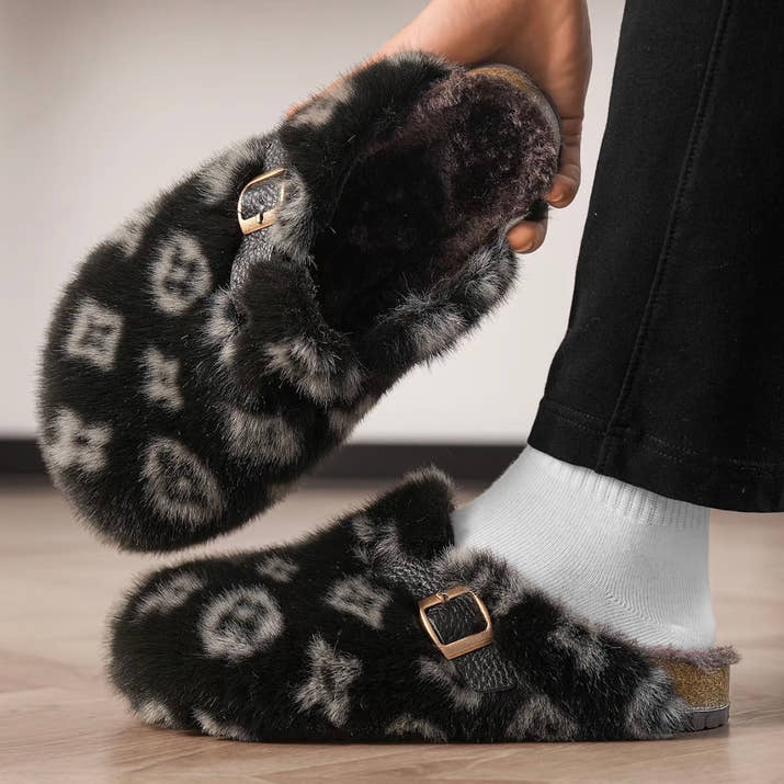 Zuecos Peludos con Monograma