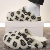 Zuecos Peludos con Monograma