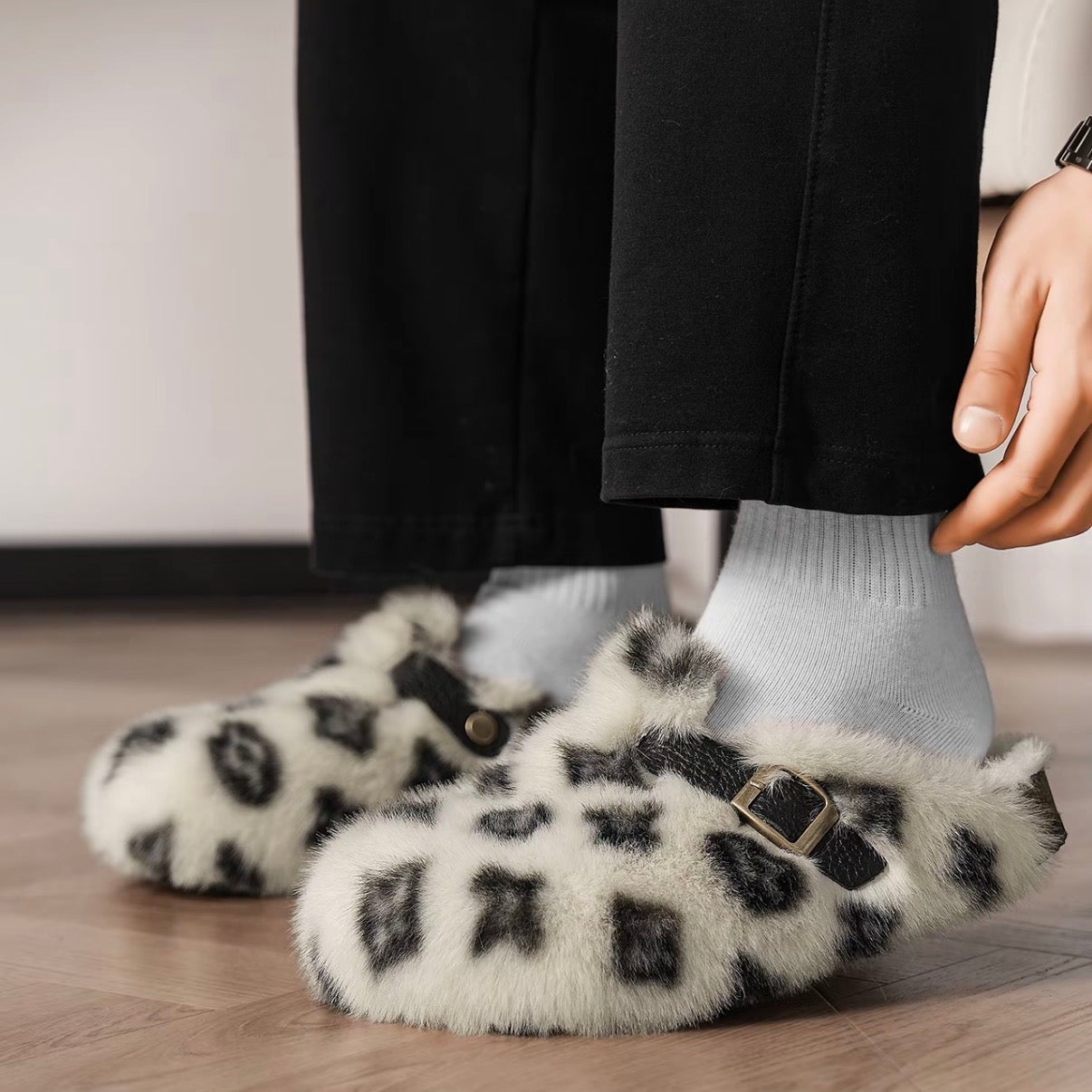 Zuecos Peludos con Monograma